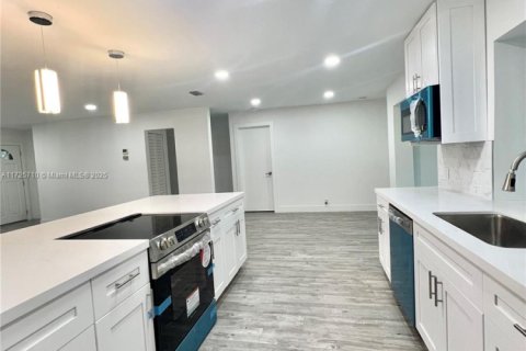 House in Dania Beach, Florida 3 bedrooms, 168.99 sq.m. № 1865391 - photo 9