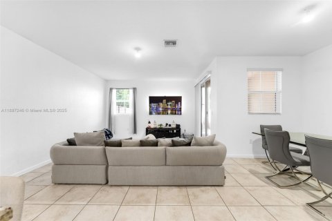 Townhouse in Homestead, Florida 3 bedrooms, 160.81 sq.m. № 1949010 - photo 6