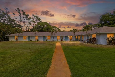 Commercial property in Sarasota, Florida 10 bedrooms, 398.64 sq.m. № 2102425