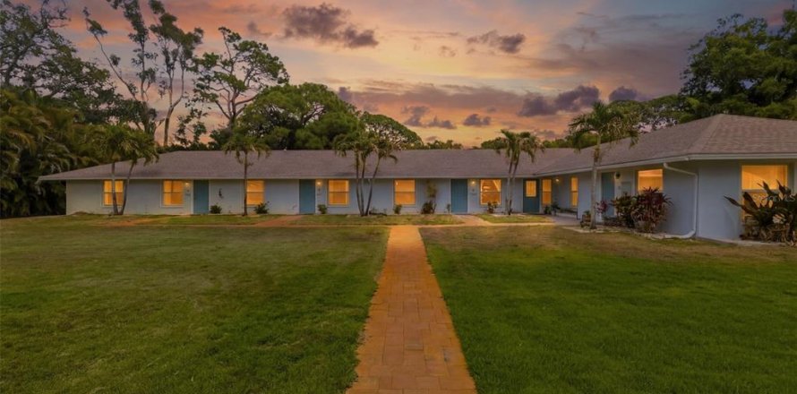 Commercial property in Sarasota, Florida 10 bedrooms, 398.64 sq.m. № 2102425