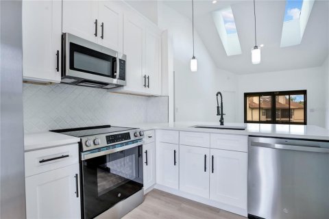 Townhouse in Orlando, Florida 2 bedrooms, 99.41 sq.m. № 2323221 - photo 6
