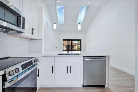 Townhouse in Orlando, Florida 2 bedrooms, 99.41 sq.m. № 2323221 - photo 7