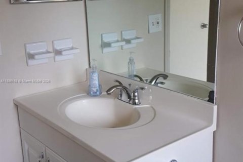 Condo in Coral Springs, Florida, 2 bedrooms  № 1932764 - photo 5