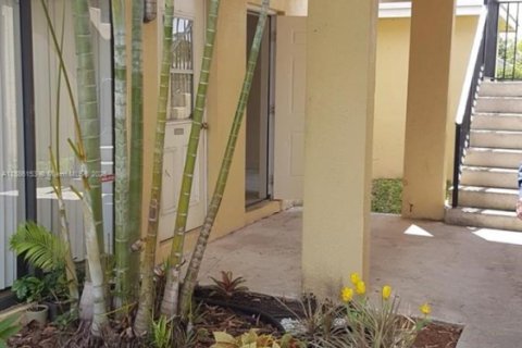 Condo in Coral Springs, Florida, 2 bedrooms  № 1932764 - photo 1