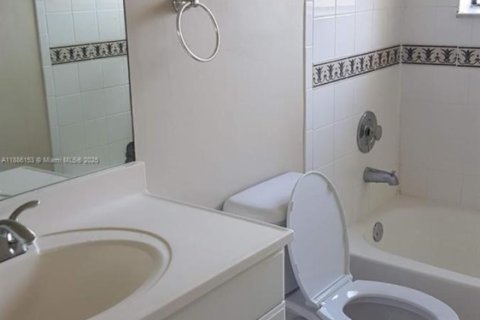 Condo in Coral Springs, Florida, 2 bedrooms  № 1932764 - photo 9