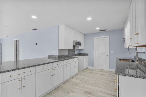 House in Crystal River, Florida 3 bedrooms, 227.24 sq.m. № 1866312 - photo 15