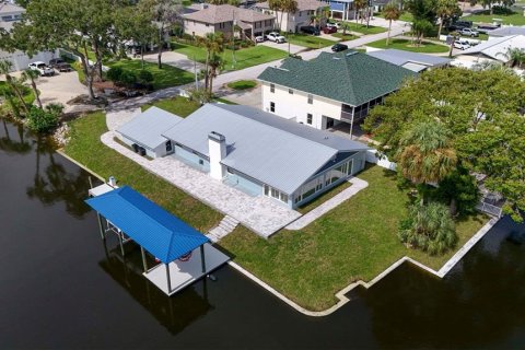 House in Crystal River, Florida 3 bedrooms, 227.24 sq.m. № 1866312 - photo 9