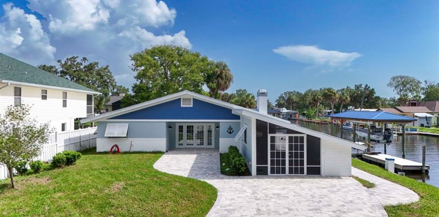 House in Crystal River, Florida 3 bedrooms, 227.24 sq.m. № 1866312