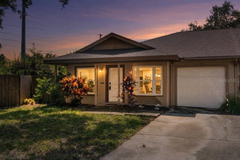 House in Palm Harbor, Florida 2 bedrooms, 85.28 sq.m. № 2129201
