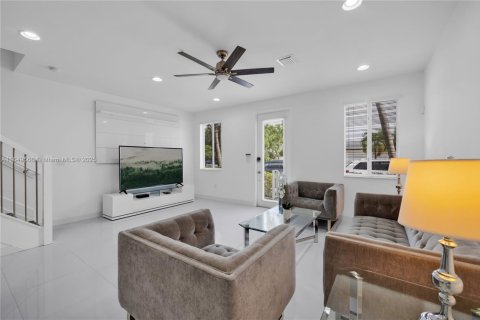 Adosado en venta en Miami, Florida, 3 dormitorios, 139.35 m2 № 1852270 - foto 2