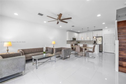 Adosado en venta en Miami, Florida, 3 dormitorios, 139.35 m2 № 1852270 - foto 1