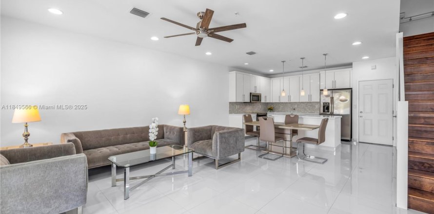 Adosado en Miami, Florida 3 dormitorios, 139.35 m2 № 1852270