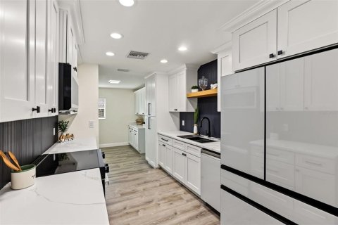 Villa ou maison à vendre à Melbourne, Floride: 4 chambres, 183.39 m2 № 2413770 - photo 11