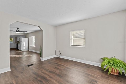House in Tampa, Florida 3 bedrooms, 98.1 sq.m. № 2400200 - photo 2