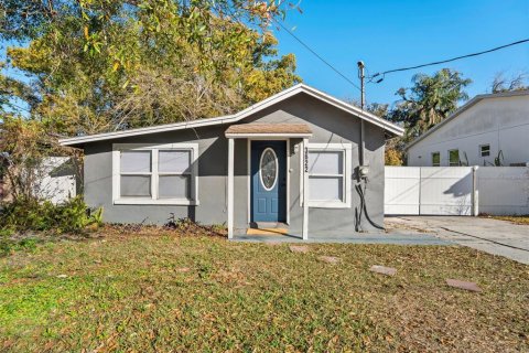 House in Tampa, Florida 3 bedrooms, 98.1 sq.m. № 2400200