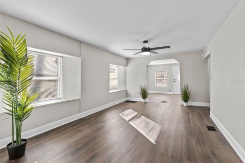 House in Tampa, Florida 3 bedrooms, 98.1 sq.m. № 2400200 - photo 4