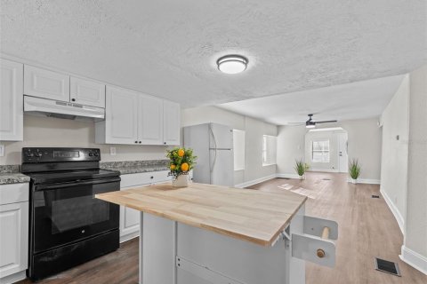 House in Tampa, Florida 3 bedrooms, 98.1 sq.m. № 2400200 - photo 7