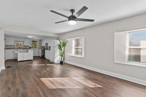 House in Tampa, Florida 3 bedrooms, 98.1 sq.m. № 2400200 - photo 3