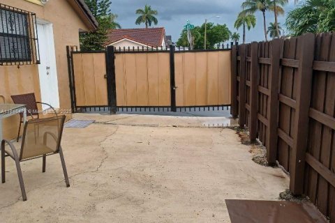 House in Hialeah Gardens, Florida 2 bedrooms, 142.14 sq.m. № 1845842 - photo 12