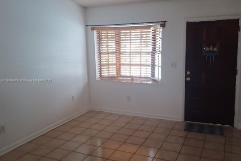 House in Hialeah Gardens, Florida 2 bedrooms, 142.14 sq.m. № 1845842 - photo 2