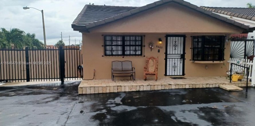 House in Hialeah Gardens, Florida 2 bedrooms, 142.14 sq.m. № 1845842