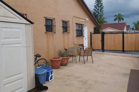 House in Hialeah Gardens, Florida 2 bedrooms, 142.14 sq.m. № 1845842 - photo 11