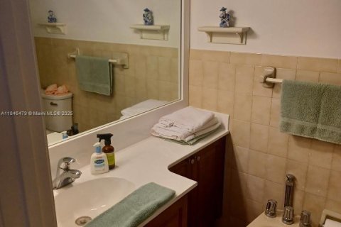 House in Hialeah Gardens, Florida 2 bedrooms, 142.14 sq.m. № 1845842 - photo 7