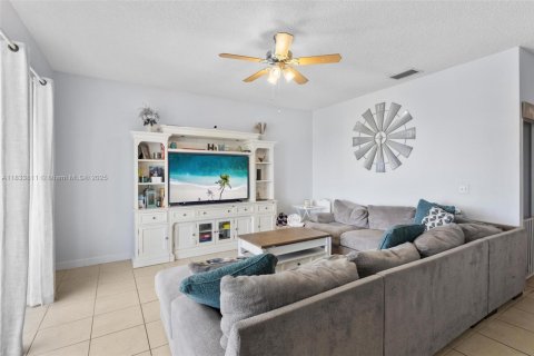 House in Miramar, Florida 5 bedrooms, 244.98 sq.m. № 1814777 - photo 13