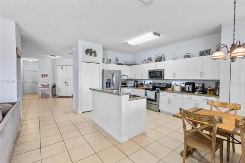 House in Miramar, Florida 5 bedrooms, 244.98 sq.m. № 1814777 - photo 10