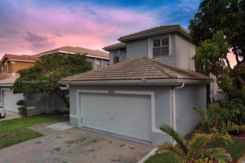 House in Miramar, Florida 5 bedrooms, 244.98 sq.m. № 1814777 - photo 1