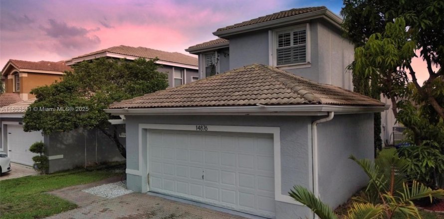 House in Miramar, Florida 5 bedrooms, 244.98 sq.m. № 1814777
