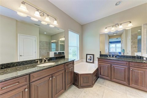 House in Bradenton, Florida 5 bedrooms, 288 sq.m. № 1894030 - photo 25