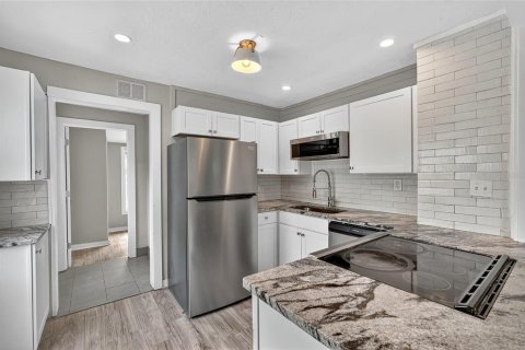 House in Saint Petersburg, Florida 3 bedrooms, 94.2 sq.m. № 1902695 - photo 6