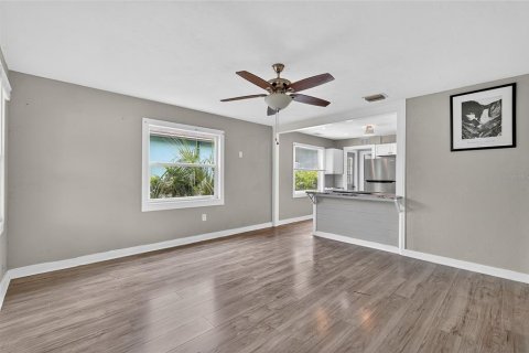 House in Saint Petersburg, Florida 3 bedrooms, 94.2 sq.m. № 1902695 - photo 2