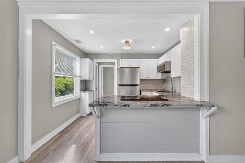 House in Saint Petersburg, Florida 3 bedrooms, 94.2 sq.m. № 1902695 - photo 5