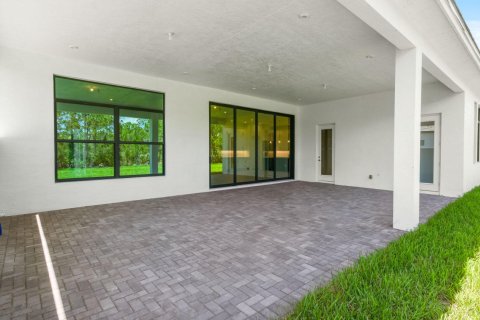 House in Palm City, Florida 3 bedrooms, 371.79 sq.m. № 1014109 - photo 1