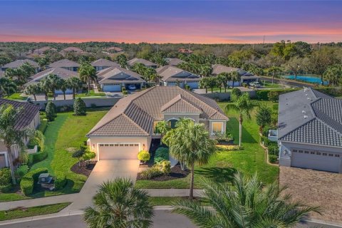 House in Venice, Florida 3 bedrooms, 232.35 sq.m. № 2283545