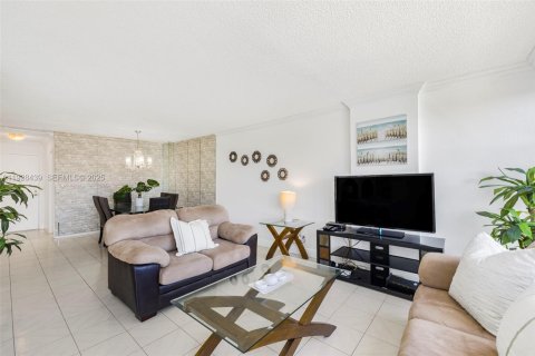 Condominio en venta en Hallandale Beach, Florida, 2 dormitorios, 94.76 m2 № 1986930 - foto 13