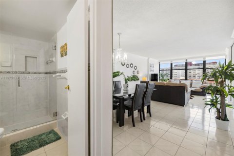 Condominio en venta en Hallandale Beach, Florida, 2 dormitorios, 94.76 m2 № 1986930 - foto 5