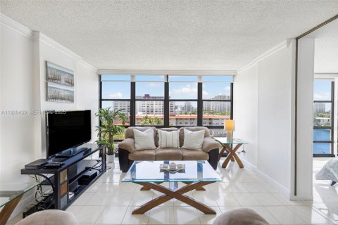 Condominio en venta en Hallandale Beach, Florida, 2 dormitorios, 94.76 m2 № 1986930 - foto 2