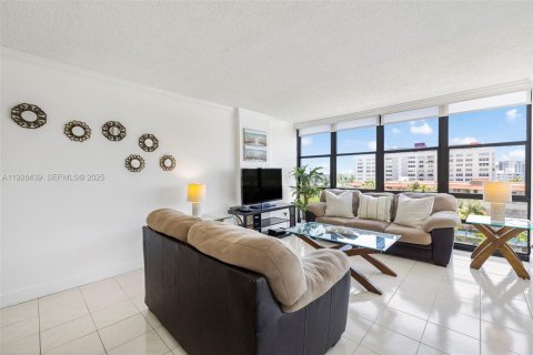 Condominio en venta en Hallandale Beach, Florida, 2 dormitorios, 94.76 m2 № 1986930 - foto 10