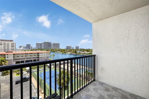 Condominio en venta en Hallandale Beach, Florida, 2 dormitorios, 94.76 m2 № 1986930 - foto 30