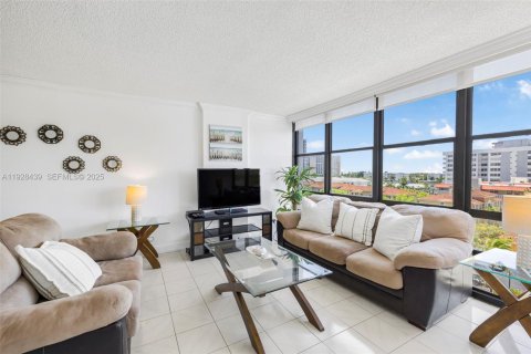 Condominio en venta en Hallandale Beach, Florida, 2 dormitorios, 94.76 m2 № 1986930 - foto 12