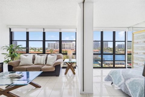 Condominio en Hallandale Beach, Florida, 2 dormitorios  № 1986930