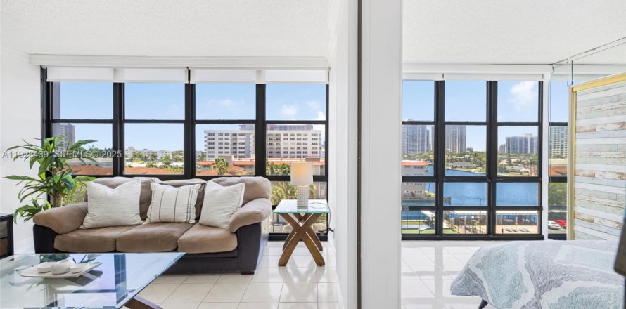 Condominio en Hallandale Beach, Florida, 2 dormitorios  № 1986930