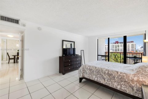 Condominio en venta en Hallandale Beach, Florida, 2 dormitorios, 94.76 m2 № 1986930 - foto 24