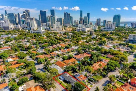 Casa en venta en Miami, Florida, 6 dormitorios, 197.88 m2 № 1737965 - foto 28