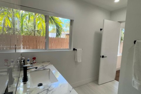 Casa en venta en Miami, Florida, 6 dormitorios, 197.88 m2 № 1737965 - foto 15