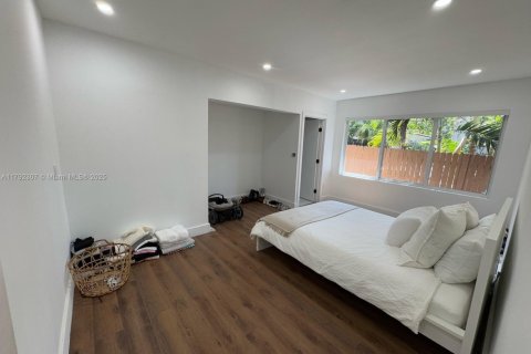 Casa en venta en Miami, Florida, 6 dormitorios, 197.88 m2 № 1737965 - foto 12