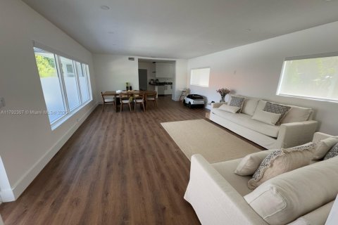 Casa en venta en Miami, Florida, 6 dormitorios, 197.88 m2 № 1737965 - foto 22
